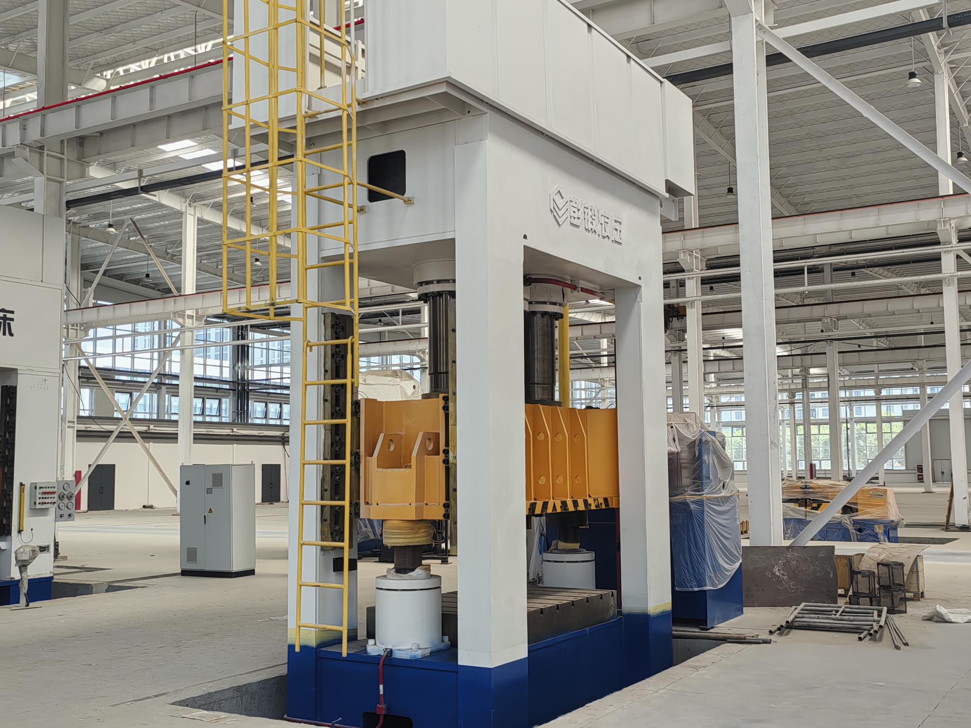 YPM34係列框架液壓機.jpg YPM34係列(liè)框架液壓機.jpg